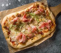 Пицца с Пармой и грушей