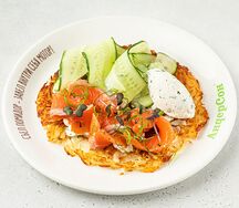 Драники со слабосоленым лососем, свежим огурцом и крем-чизом