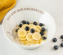 Каша овсяная на кокосовом молоке с бананом, голубикой и медом