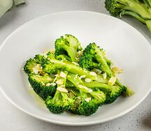 Брокколи баланшированые с зеленым маслом и миндалем