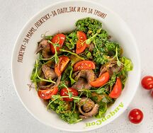 Салат с ростбифом листьями салата, томатами и горчичной заправкой