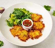 Драники из картофеля с томатной сальсой и микс салата