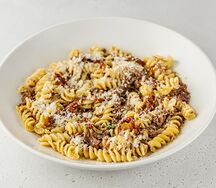 Фузили с томлеными в портвейне щечками, вялеными томатами и сыром пармезан