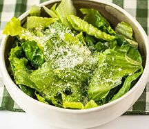 Микс зеленых салатов с пармезаном и оливковым маслом