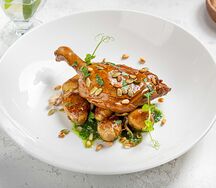 Томленая утиная ножка с картофелем и зеленым соусом