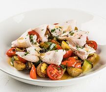 Теплый салат с индейкой и овощами гриль