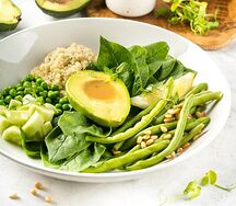 Большой зеленый салат с авокадо, киноа, брокколи, огурцами