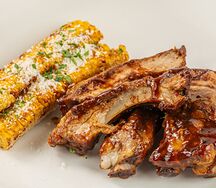 Свиные ребрышки с кукурузой гриль и пушистым пармезаном