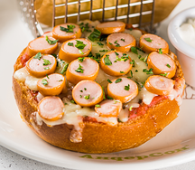 Пицца-бургер с сыром моцарелла и сардельками