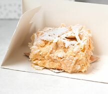 Наполеон с карамелизированной грушей