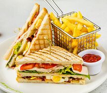 Клаб сэндвич с индейкой, беконом и картофелем фри