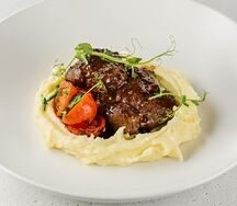 Томленые в вине говяжьи щечки с картофелем