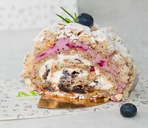 Рулет с кремом из черной смородины и черносливом