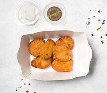 Наггетсы из индейки с огуречными палочками и сметаной