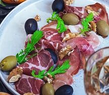Тарелка итальянских мясных деликатесов