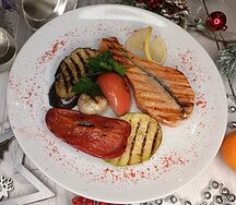 Лосось с овощами гриль