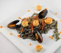 Паста с чернилами каракатицы, морепродуктами и красной икрой