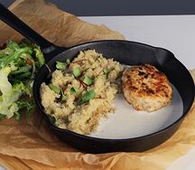 Куриная котлета с киноа и перечным соусом