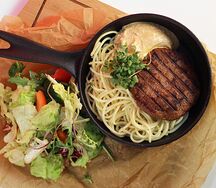 Растительная котлета со спагетти и соусом Том ям