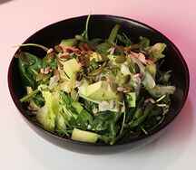 Зеленый салат с авокадо и миксом семечек