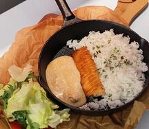 Стейк из лосося с диким рисом и соусом из шпината