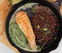 Куриное филе с киноа и соусом песто