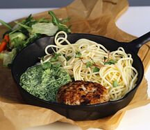 Котлета из индейки со спагетти и сливочно-шпинатным соусом