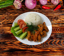 Куриные крылья с рисом