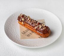 Эклер с ванильным кремом и шоколадом