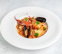 Лингвини Фрутти ди маре в сливочно-томатном соусе