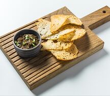 Тапенад из маслин и анчоуса с чипсами из чиабатты