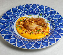 Хрустящая утка с пюре из батата и воздушным рисом 