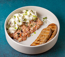 Тартар из лосося с битым огурцом и муссом из феты