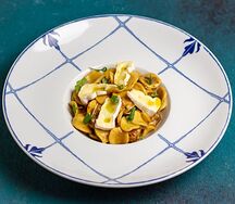 Джемелли с томленым кроликом, белыми грибами и сыром камамбер