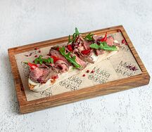 Брускетта с ростбифом и соусом тоннато