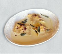 Равиоли с лососем в сливочном соусе с шалфеем и щучьей икрой