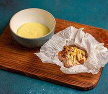 Филе лосося, запеченное в пергаменте с картофельным кремом