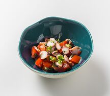 Томаты с осьминогом, базиликом и оливковым маслом