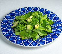 Зеленый салат со шпинатом и авокадо