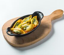 Конкильони с рикоттой и шпинатом, запеченные в томатном соусе