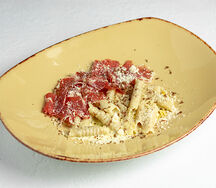 Гарганелли с прошутто в сливочном соусе с черным трюфелем