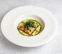 Подкопченный сом с картофельным пюре со сморчками и шпинатом 