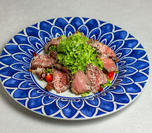 Салат с ростбифом, вялеными томатами и оливками таджасске