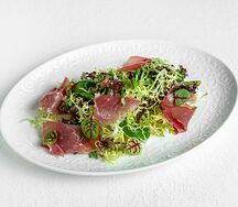 Салат с томленой грушей и прошутто