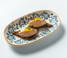 Кростини с риетом из лосося с щучьей икрой