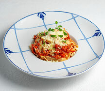 Тальятелле с говядиной, томленной в красном вине с овощами