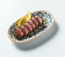 Тунец в корочке из дробленого черного перца 