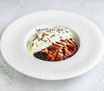 Ризотто с чернилами каракатицы, угрём унаги под муссом из пармезана