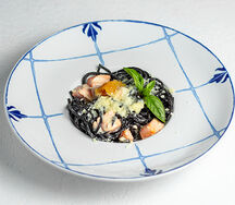 Черные спагетти в сливочном соусе с лососем и щучьей икрой