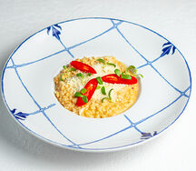 Ризотто с соусом том ям, креветками и перцем чили